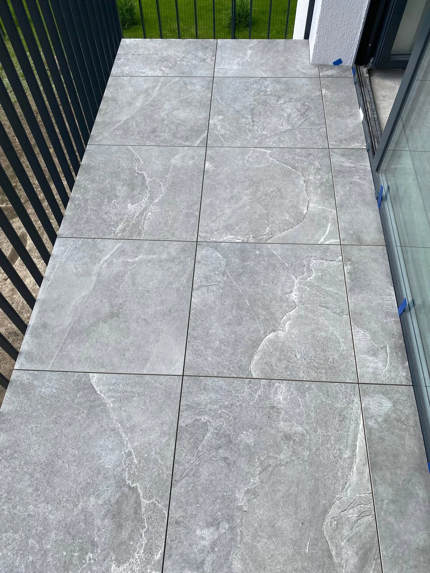 Akmens masės plytelės balkone iš arti