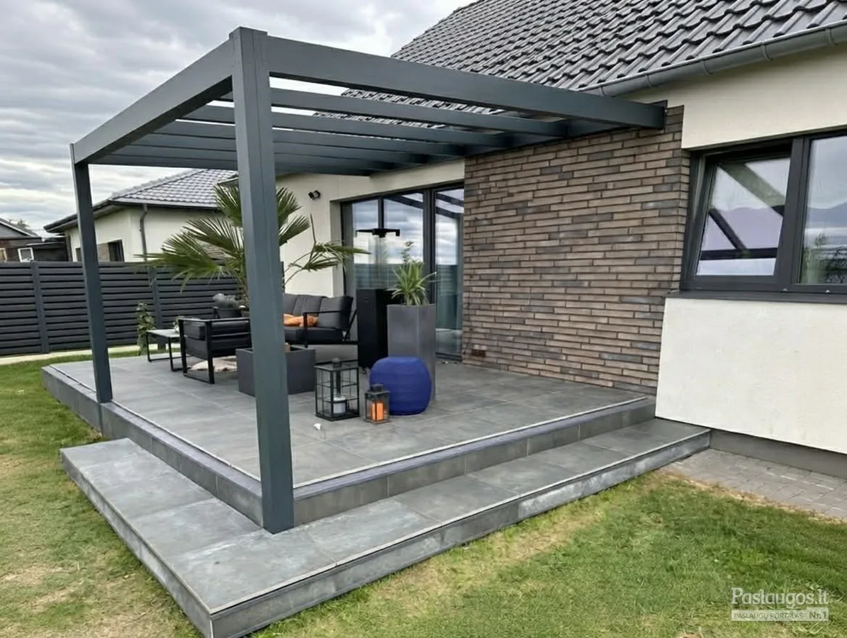 Akmens masės plytelių terasa po pergola