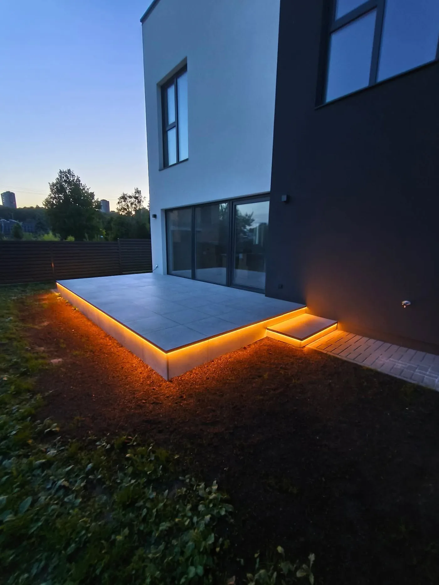Terasos kraštuose integruotas LED apšvietimas
